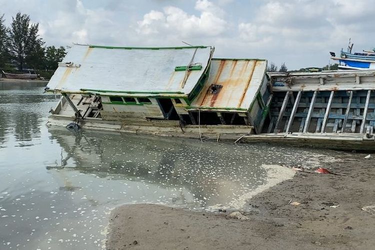 Kapal nelayan di muara Air Kantung, Bangka, Kepulauan Bangka Belitung terjebak pendangkalan, Senin (9/10/2023).