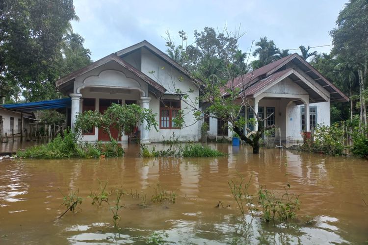 Rumah warga di Kabupaten Aceh Jaya, Provinsi Aceh, terendam banjir akibat luapan air sungai pasca diguyur hujan deras.