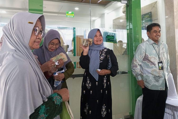 Cerita Mbah Sa’adah dari Batang Tukar Uang Rp 102.000 yang Rusak Dimakan Rayap
