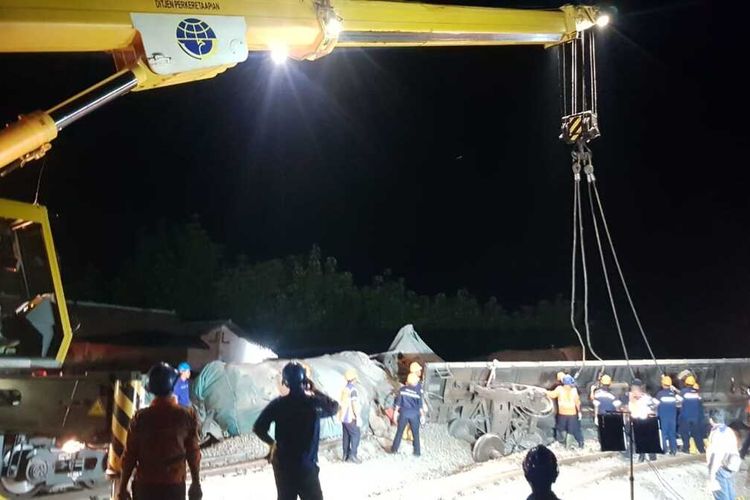 Suasana evakuasi dan perbaikan rel di lokasi anjloknya Kereta Api pengangkut semen di sekitar Stasiun Doplang, Kecamatan Jati, Kabupaten Blora, Jawa Tengah, Jumat (13/12/2019) dinihari.