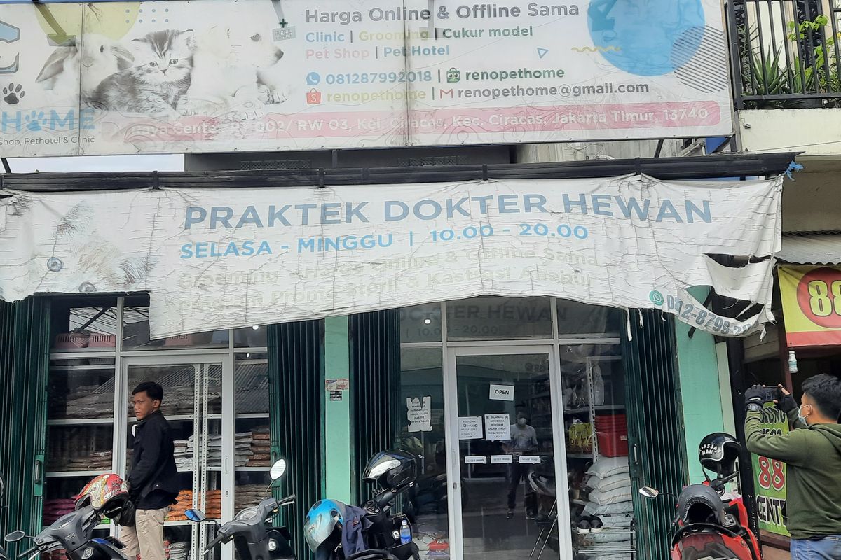 Seorang karyawan pet shop berinisial MK (23) mencuri uang puluhan juta dan dua unit handphone di toko yang berada di Jalan Raya Centex, Ciracas, Jakarta Timur, itu. Dalam laporan polisi yang teregistrasi dengan nomor LP/B/25/VIII/2022/SPKT/SEK.CRS/RESJAKTIM/PMJ, disebutkan pencurian itu terjadi pada Senin (8/8/2022) sekitar pukul 04.00 WIB. Foto diambil pada Rabu (10/8/2022).
