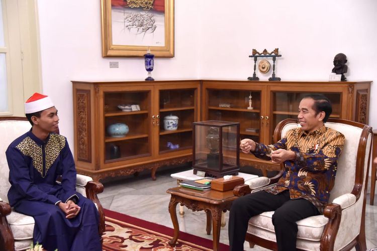 Juara MTQ Internasional ke-7 Syamsuri Firdaus saat bertemu dengan Presiden Joko Widodo di Istana Merdeka, Jakarta, Selasa (28/5/2019).