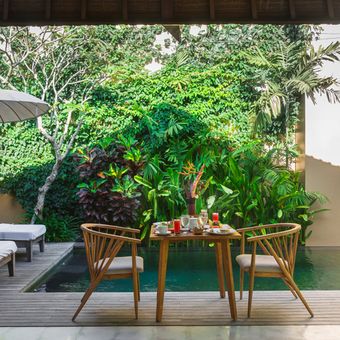 Ilustrasi teras belakang ala villa di Bali dengan kolam renang. 