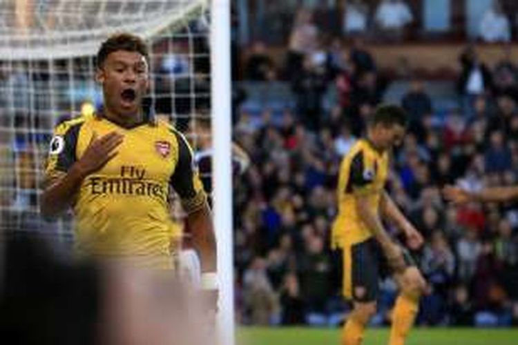 Gelandang sayap Arsenal, Alex Oxlade-Chamberlain, melakukan selebrasi setelah membobol gawang Burnley dalam laga Premier League, di Stadion Turf Moor, 2 Oktober 2016.