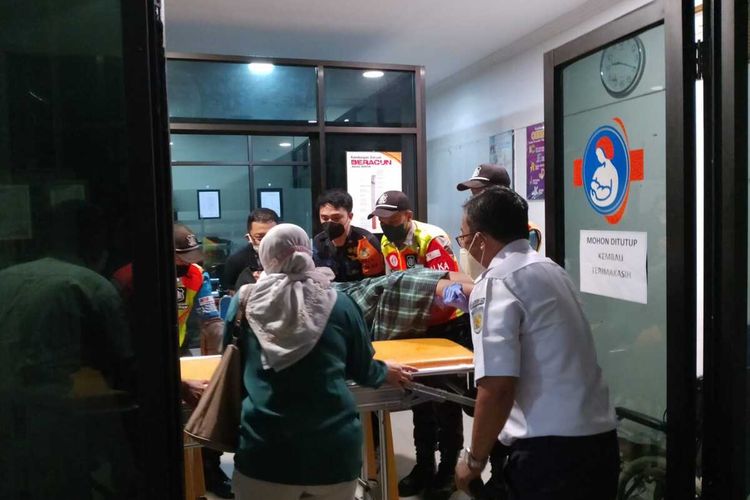 Petugas KAI DAOP 6 saat membantu penumpang KRL melahirkan