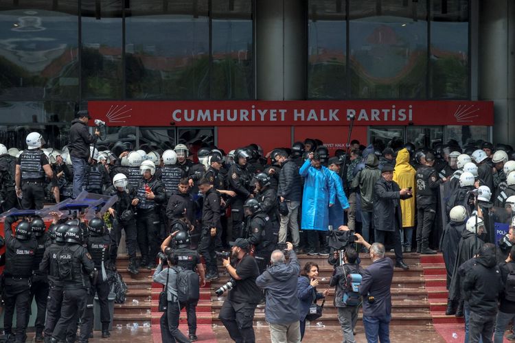 Turkiye Memanas, Polisi Serbu Markas Oposisi Turkiye, Usir Elite Partai