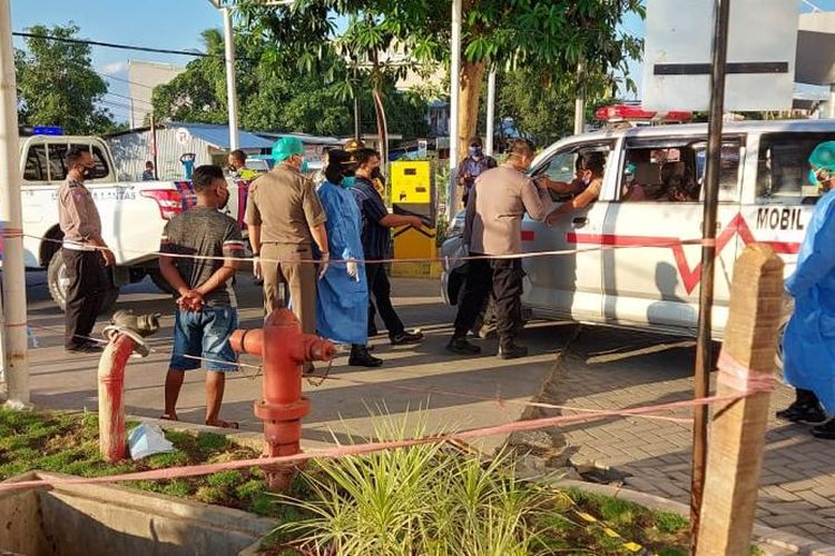 PHOTO:Jenazah Ria Riani Feoh, bocah berusia tujuh tahun yang, meninggal karena ditabrak mobil, divonis positif Covid-19, diantar ke rumah duka menggunakan ambulans