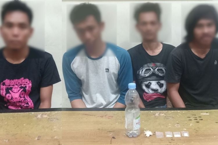 Empat pemuda diamankan Satuan Reserse Narkoba Polres Luwu karena kedapatan membawa narkotika jenis Sabu, satu diantaranya adalah bandar narkoba. Kini mereka diamankan di ruang Sat Narkoba Polres Luwu, Sulawesi Selatan untuk dimintai keterangan, Sabtu (05/10/2019)