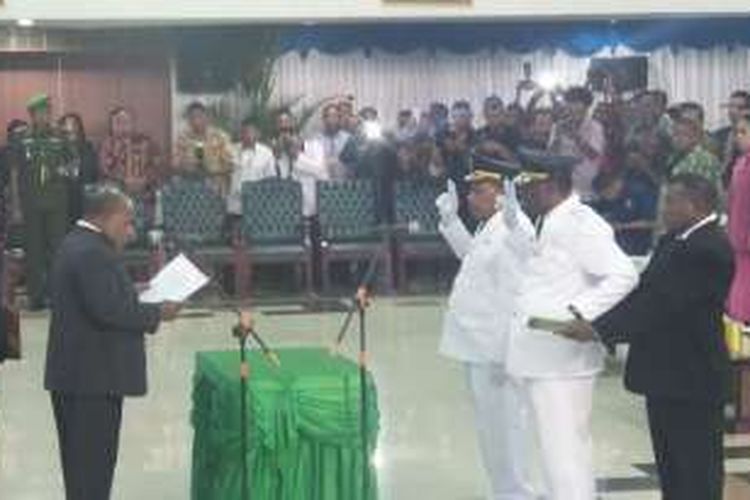 Gubernur Papua Lukas Enembe melantik Bupati Mamberamo Raya Dorinus Dasinapa dan Wakil Bupati Yakobus Britay.