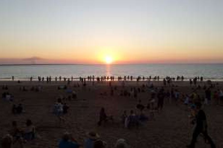 Para pengunjung menikmati pemandangan matahari terbenam di Mindil Beach, Northern Territory. Pantai ini terletak sekitar 3 km dari pusat kota Darwin.
