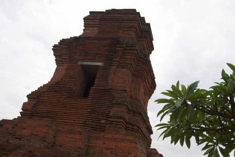 Wisatawan lokal menikmati keindahan Candi Brahu di kawasan situs arkeologi Trowulan, Kabupaten Mojokerto, Jawa Timur, Minggu (6/1/2013). Situs Trowulan di Jawa Timur menyimpan sisa keagungan Kerajaan Majapahit yang hingga kini terus diteliti. Di kawasan ini, ditemukan ratusan ribu peninggalan arkeologis, berupa artefak, ekofak, dan fitur yang diperkirakan berasal dari abad ke-12 hingga abad ke-15. Dengan hamparan benda cagar budaya yang tersebar di berbagai lokasi, Trowulan menjadi laboratorium arkeologis terlengkap di pelosok Nusantara.
