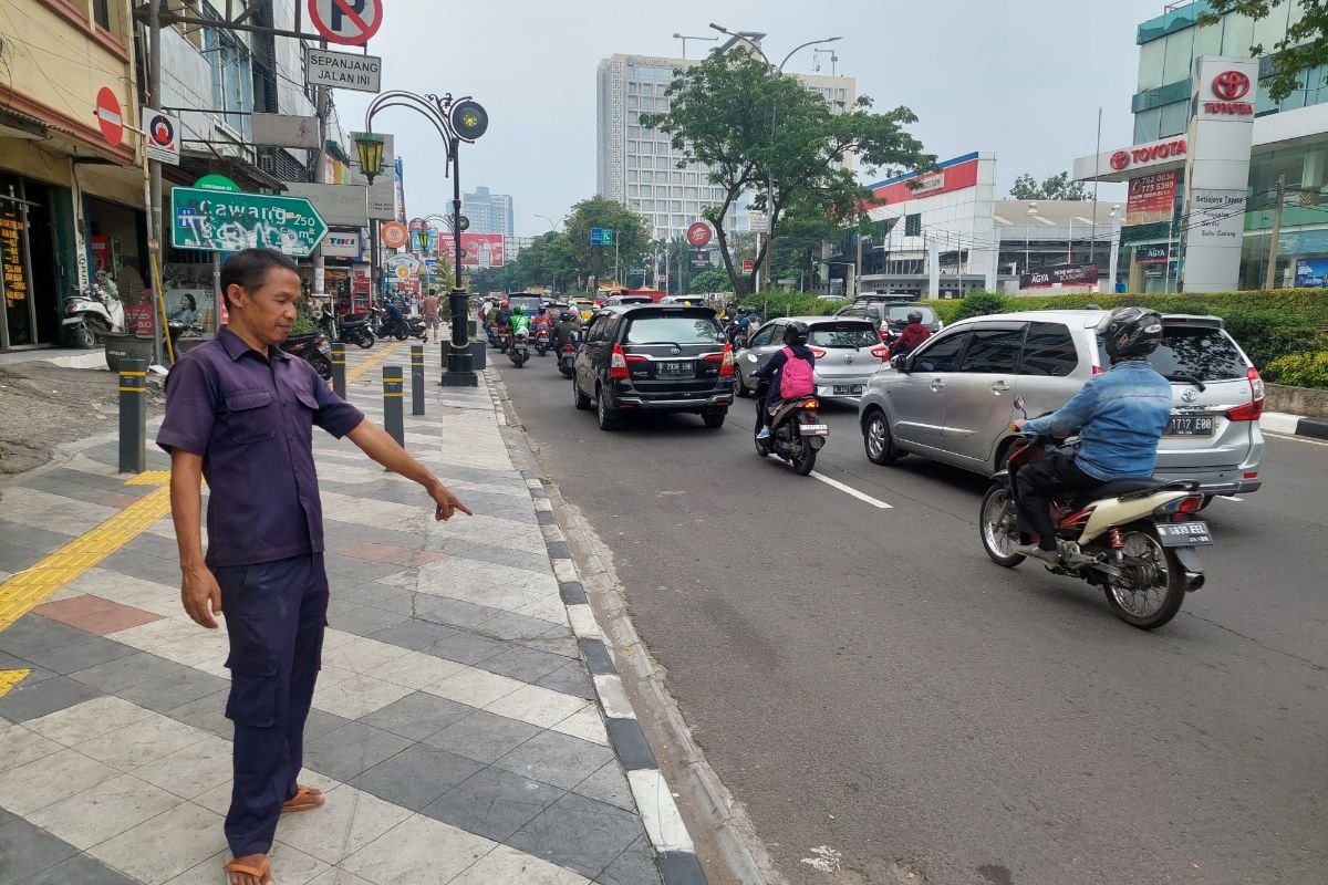 Mulyad (50), saksi mata, saat menunjukkan lokasi jatuhnya pria berinisial KS (51) di Jalan Margonda Raya, Depok, Jawa Barat, Selasa (4/7/2023) siang.