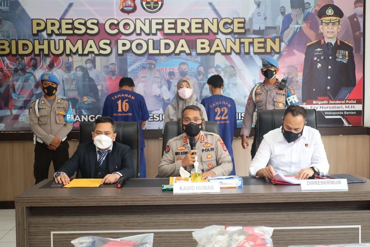 Kepolisian saat melakukan konferensi pers soal penangkapan enam tersangka yang menggeruduk kantor Gubernur Banten Wahidin Halim di Mapolda Banten, Senin (27/12/2021).