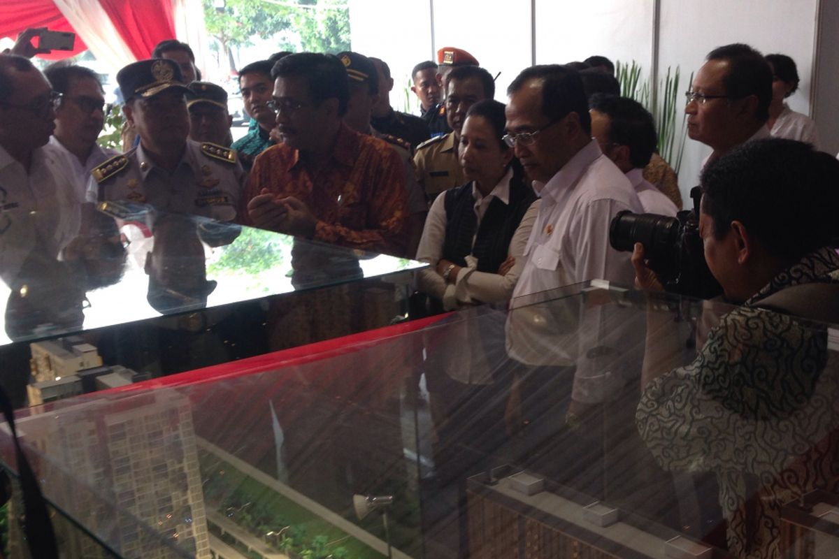 Gubernur DKI Jakarta Djarot Syaiful Hidayat, beserta Menteri BUMN Rini Soemarno, dan Menteri Perhubungan Budi Karya Sumadi saat meninjau maket Rusun Stasiun Tanjung Barat, Selasa (15/8/2017).