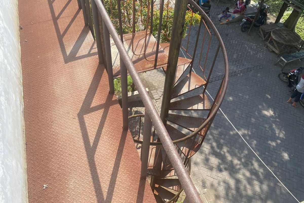 Kondisi tangga di lantai dua rumah di Jalan Raya Sukomulyo Tenger, Kecamatan Manyar, Gresik, Jawa Timur, yang memaksa sang ibu turun menggunakan skywalker, Rabu (11/1/2023).