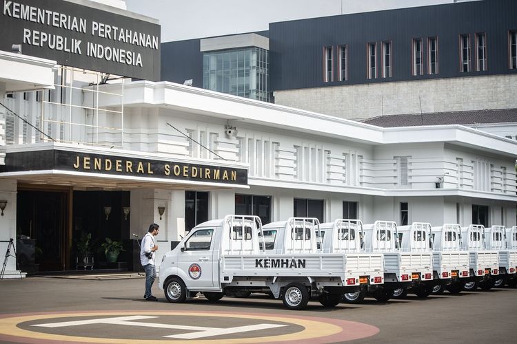 Seorang wartawan mengamati mobil Esemka tipe Bima 1.3 di Lapangan Apel Bhinneka Tunggal Ika, Kementerian Pertahanan, Jakarta, Selasa (15/10/2019). Kementerian Pertahanan (Kemhan) telah melakukan pembelian 10 unit mobil Esemka yang akan digunakan sebagai alat transportasi untuk menunjang tugas dan mobilitas satuan kerja Kementerian Pertahanan. ANTARA FOTO/Aprillio Akbar/aww.