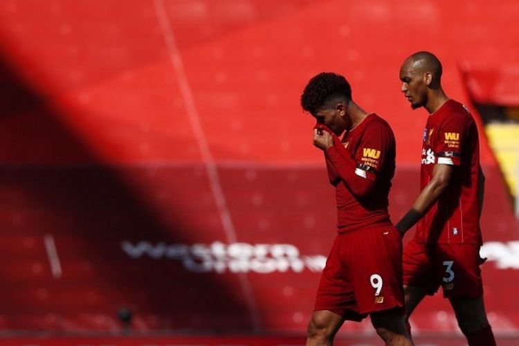 Roberto Firmino dan Fabinho seusai laga Liverpool vs Burnley pada pekan ke-35 Liga Inggris 2019-2020.