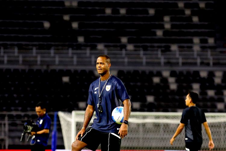 Jelang laga FIFA Matchday pelatih timnas Indonesia senior Patrick Kluivert memimpin ofisial training di Stadion Gelora Bung Tomo Surabaya, Jawa Timur, Kamis (4/9/2025) malam.