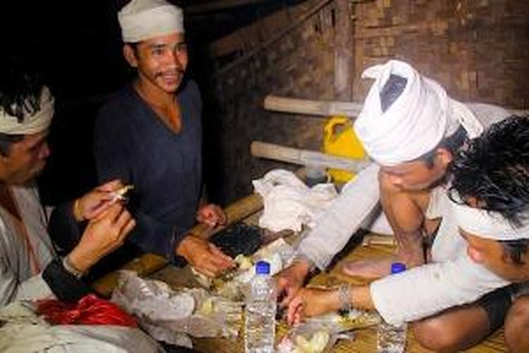 Kang Herman dan kawan-kawan makan malam dan menginap di gubuk tengah sawah.