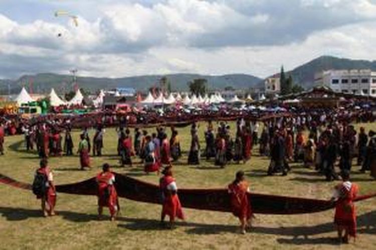 Ratusan penari menampilkan Tor-Tor Cawan pada pembukaan Festival Danau Toba, di Kabupaten Samosir, Sumut, Minggu (8/9/2014).