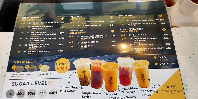 Daftar menu minuman yang ada di Gerai Boba Truedan, Mal Taman Anggrek, Jakarta, yang baru diluncurkan pada Jumat (29/11/2019).