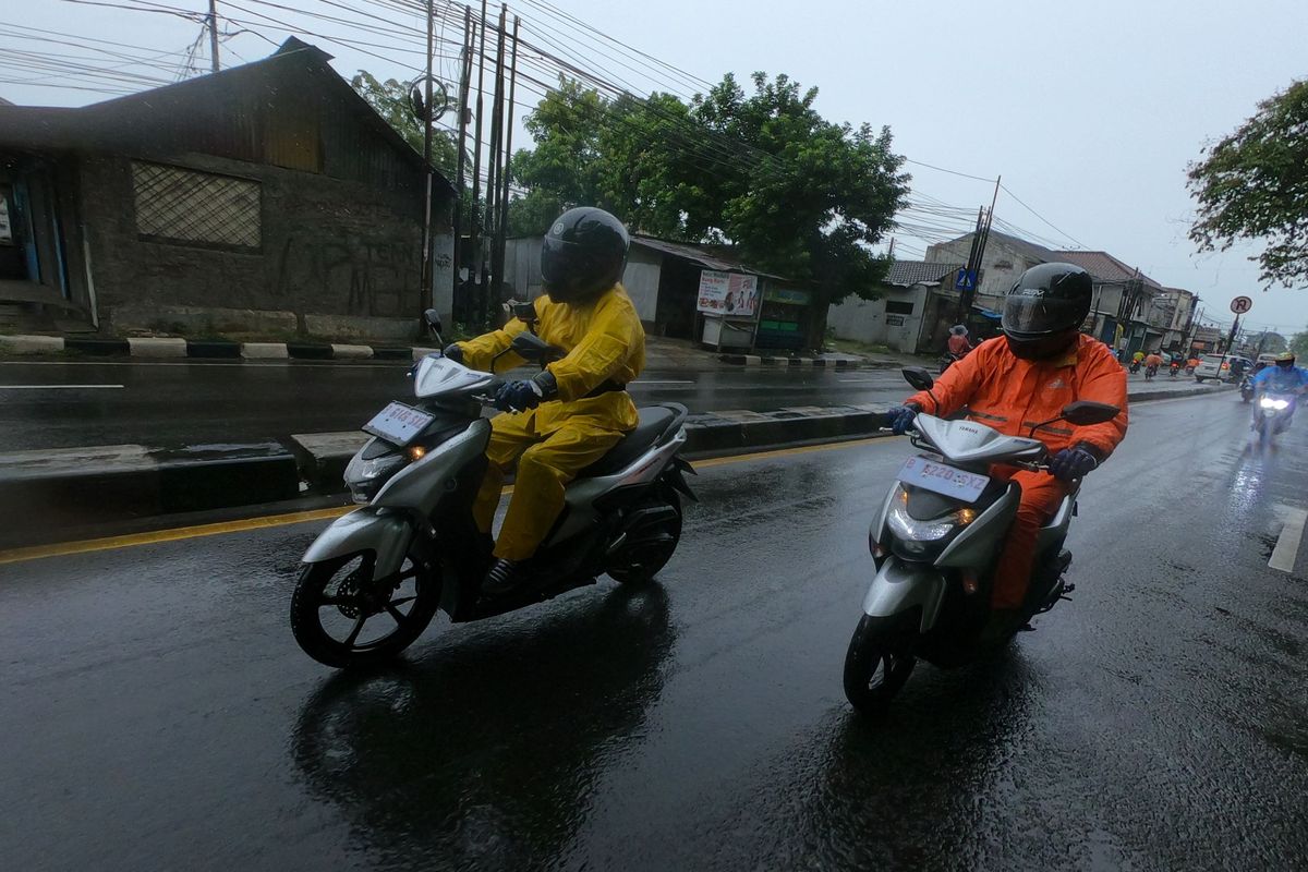 Indonesia memasuki musim penghujan di akhir tahun. Pengendara sepeda motor mesti meningkatkan kewaspadaan untuk menjaga keselamatan berkendara.