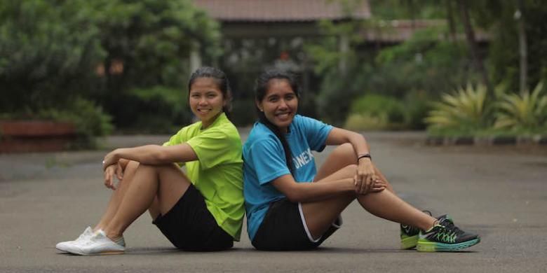Pemain ganda putri Indonesia, Nitya Krishinda Maheswari (kanan)/Greysia Polii, berpose pada sesi pemotretan di kawasan pelatnas bulu tangkis nasional Cipayung, Jumat (26/2/2016).