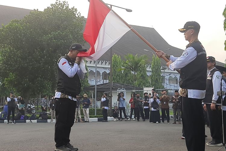 Seorang petugas haji mencium bendera di Asrama Haji Pondok Gede, Jakarta, Rabu (8/5/2024). Hal tersebut merupakan prosesi sebelum para petugas haji diterbangkan ke Arab Saudi untuk pelayanan operasional haji 2024. 