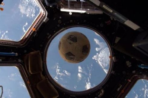 Bola Sepak yang Selamat dari Tragedi Challenger Kembali ke Orbit