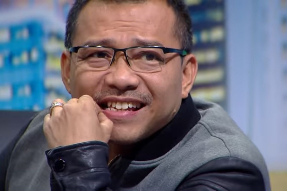 Senyum masam Anang Hermansyah mendengar seorang kontestan Indonesian Idol X bernyanyi.