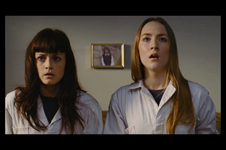 Saoirse Ronan dan Alexis Bledel dalam film Violet & Daisy (2011)