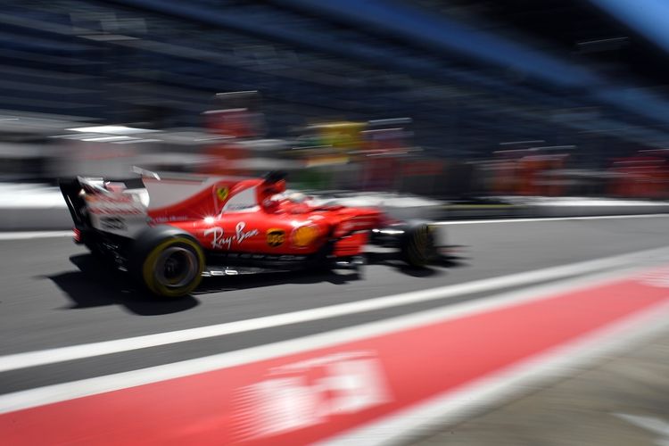 Pebalap Ferrari asal Jerman, Sebastian Vettel, memacu mobilnya pada sesi latihan pertama GP Rusia di Sochi Autodrom, Sochi, Jumat (28/4/2017).