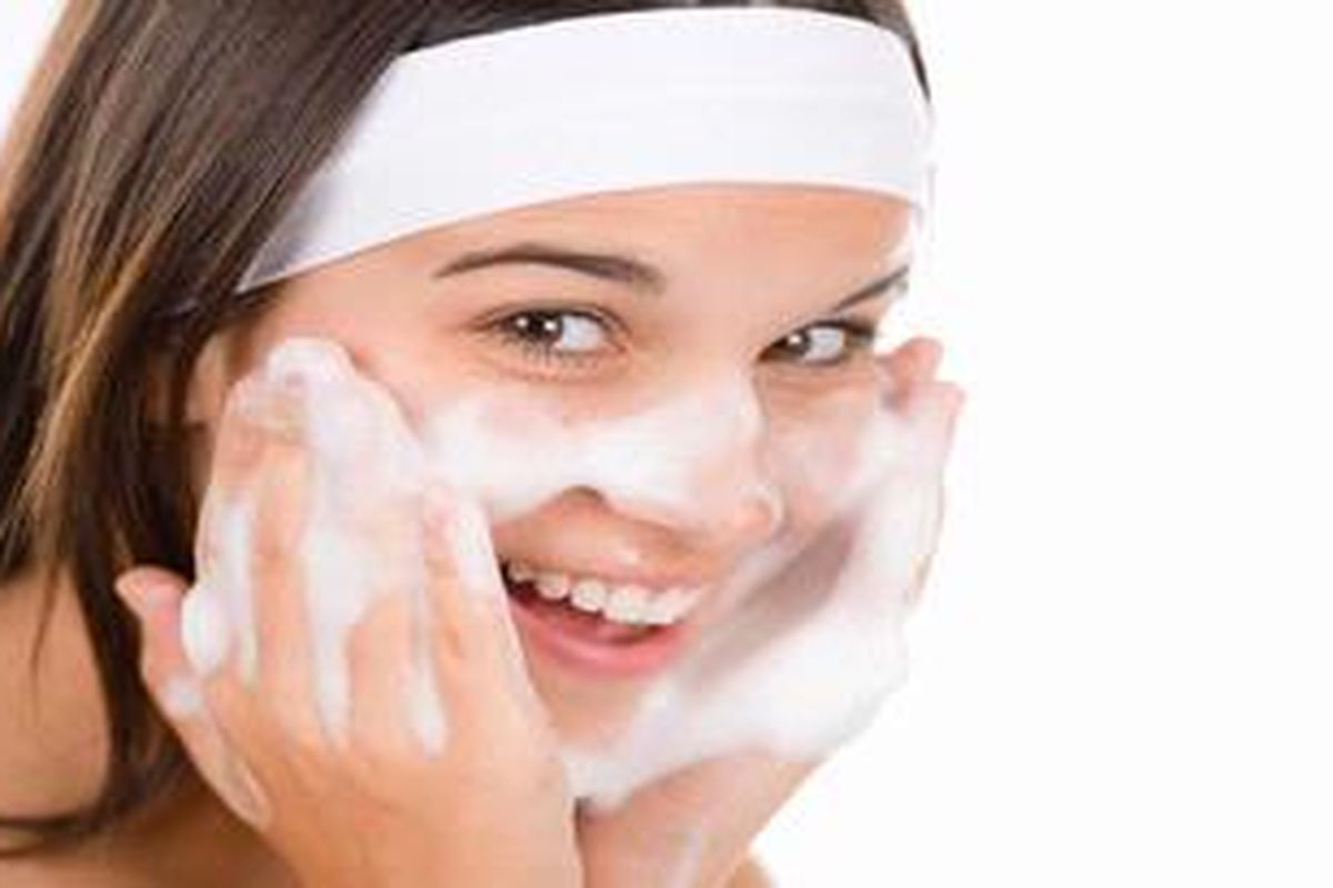 Sebaiknya hindari membeli sabun muka yang mengandung pewangi atau deodoran agar tak membuat kulit kering dan iritasi