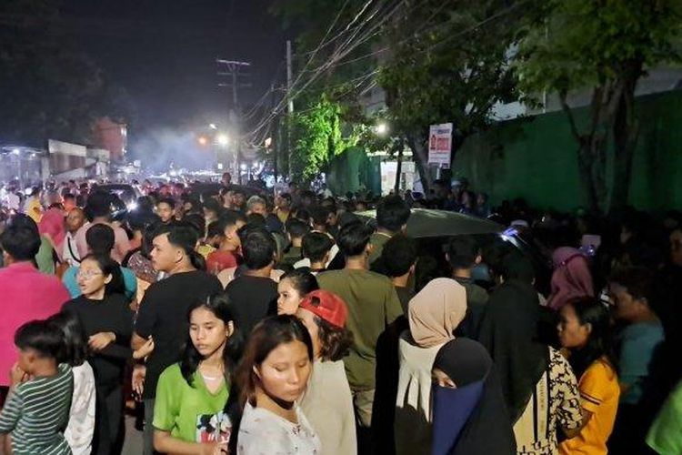 warga mengerumuni lokasi penemuan mayat wanita di Jalan Klambir V, Kelurahan Tanjung Gusta, Kecamatan Medan Helvetia, Rabu (7/6/2023). 

