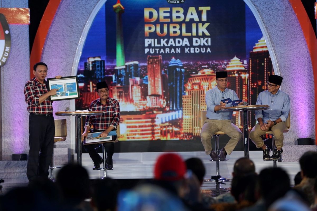 Kandidat calon gubernur dan wakil gubernur DKI Jakarta nomor urut 2, Basuki Tjahaja Purnama dan Djarot Saiful Hidayat serta pasangan kandidat nomor urut 3, Anies Baswedan dan Sandiaga Uno saat Debat Publik Pilkada DKI Jakarta Putaran Kedua yang diselenggarakan Komisi Pemilihan Umum Daerah DKI Jakarta di Hotel Bidakara, Jakarta, Rabu (12/4/2017). Pemungutan suara Pilkada DKI Jakarta putaran kedua akan dilaksanakan 19 April 2017 mendatang.