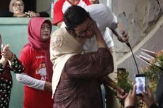 Kampanye di Rawa Buaya, Sandiaga Dicium Seorang Ibu