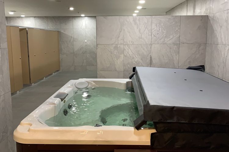 Terdapat jacuzzi di dalam ruang ganti Jakarta International Stadium.