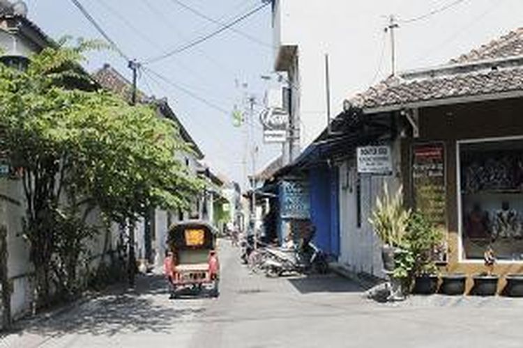 Salah satu sudut Kampung Kauman, Kecamatan Pasar Kliwon, Solo, Jawa Tengah, Kamis (2/7/2015). Kauman merupakan salah satu perkampungan tertua di Solo di mana kejayaan bisnis batik dan syiar agama Islam masa silam masih berjejak.
