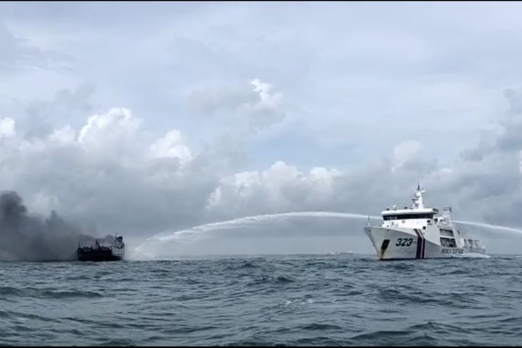 Kapal Motor (KM) Bintang Surya yang membawa 18 anak buah kapal (ABK) mengalami kebakaran di perairan Karimun, Selat Malaka, Riau, Minggu (12/6/2022).