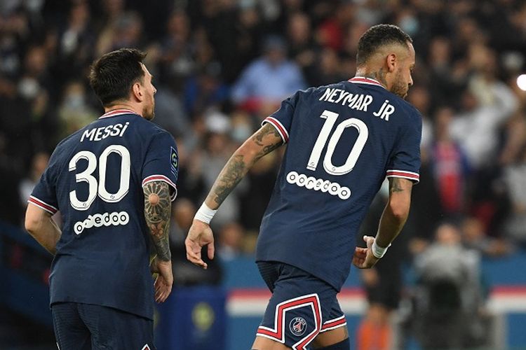 Bintang Paris Saint-Germain, Lionel Messi dan Neymar, merayakan gol ke gawang Olympique Lyon, pada laga lanjutan pekan keenam Liga Perancis di Stadion Parc des Princes, Senin (20/9/2021) dini hari WIB.