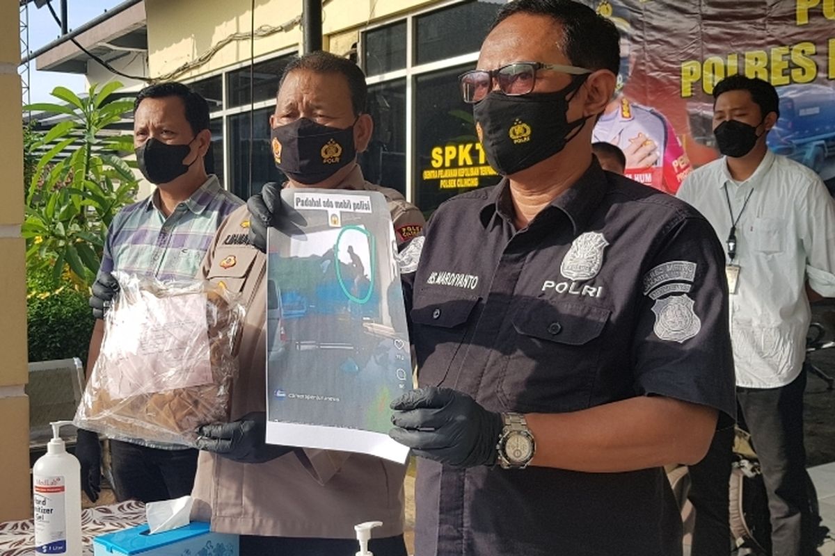 Polisi menunjukkan barang bukti pakaian yang digunakan pelaku pencurian besi di atas truk yang terjebak macet di Jalan Raya Cilincing, Jakarta Utara, dalam konferensi pers di Polsek Cilincing, Senin (28/3/2022).