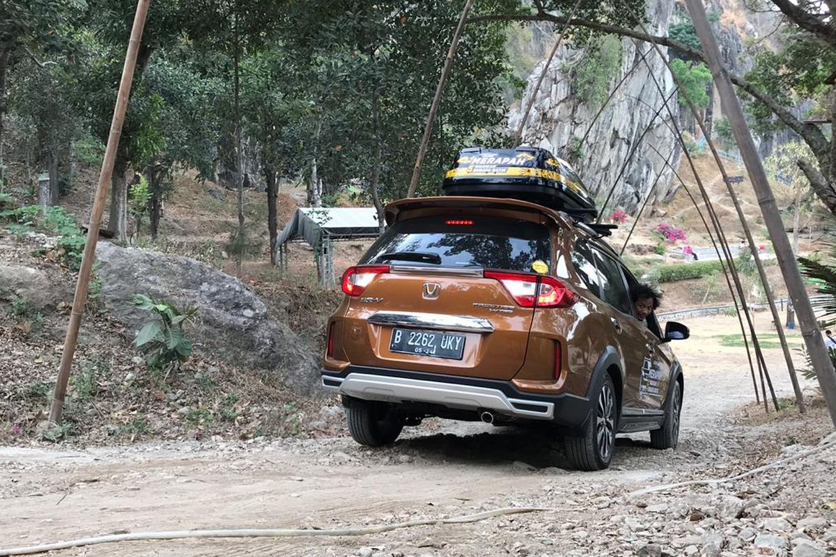 Honda BR-V saat melewati turunan terjal di Wisata Batu Lawang, Cirebon, Jawa Barat.