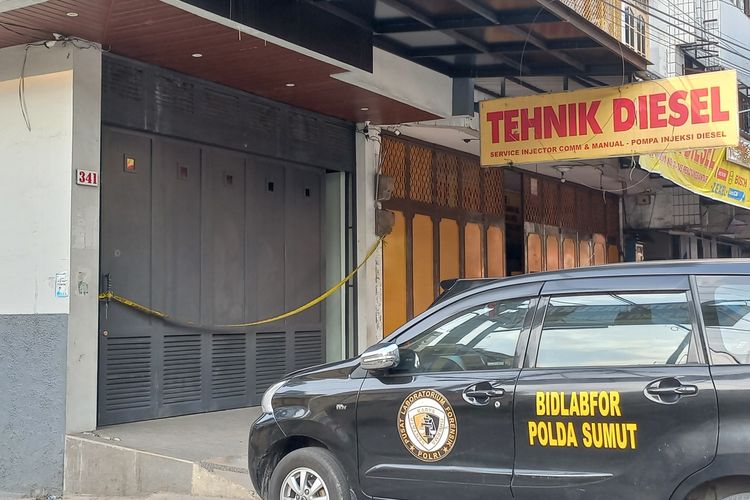 Polisi menggeledah sebuah rumah di Jalan Merdeka, Kota Pematangsiantar, Provinsi Sumatera Utara, Sabtu (27/10/2024). Rumah tersebut berkaita dengan pembunuhan seorang Shella Mutia, wanita yang jenazahnya ditemukan di dalam tas di Berastagi, Karo, Sumut, pada 22 Oktober 2024.