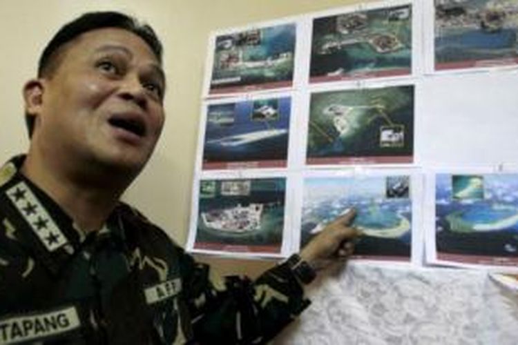 Kepala Staf Angkatan Bersenjata Filipina Jenderal Gregorio Pio Catapang menunjukkan gambar struktur yang dibangun Cina di pulau-pulau yang dipersengketakan. 