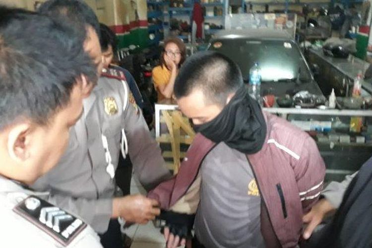 Polisi gadungan diamankan aparat Polsek Ciputat, di kolong flyover Ciputat, Tangerang Selatan, Rabu (13/11/2019).