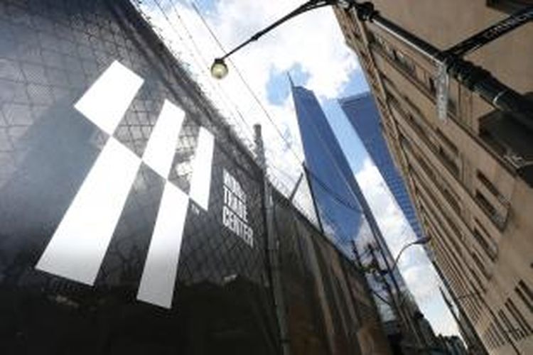 Logo baru World Trade Center, terlihat pada Rabu di Vesey and Church Street, didesain oleh Landor Associates.