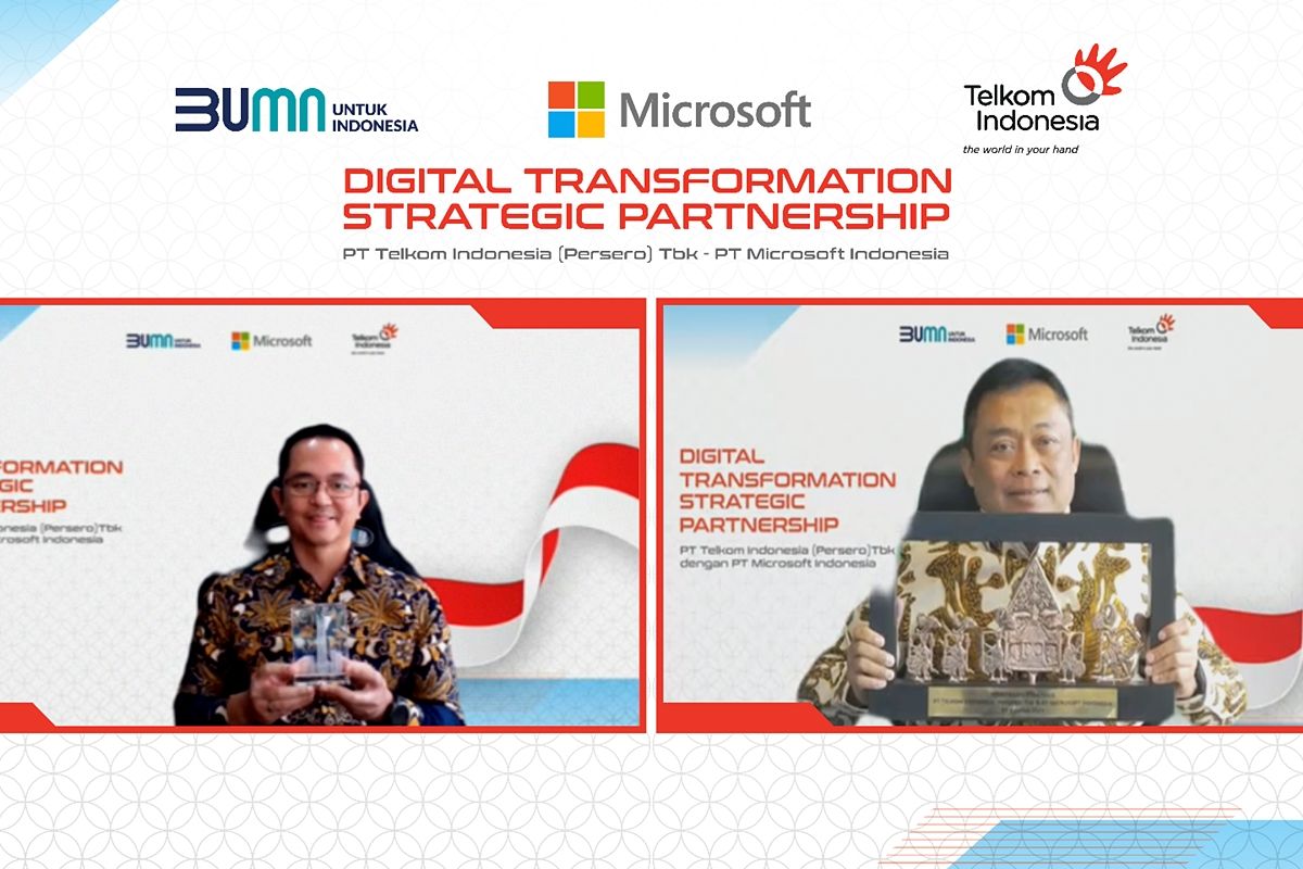Direktur Utama Telkom Indonesia Ririek Adriansyah (kanan) bertukar cindera mata secara daring dengan President Director Microsoft Indonesia Haris Izmee (kiri) usai penandatanganan MoU Digital Transformation Strategic Partnership antara Telkom Indonesia dan Microsoft Indonesia, Kamis (19/8/2021).
