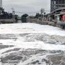Heboh, Permukaan Sungai di Surabaya Berwarna Putih Tertutup Busa, Disebut Tampak seperti Salju