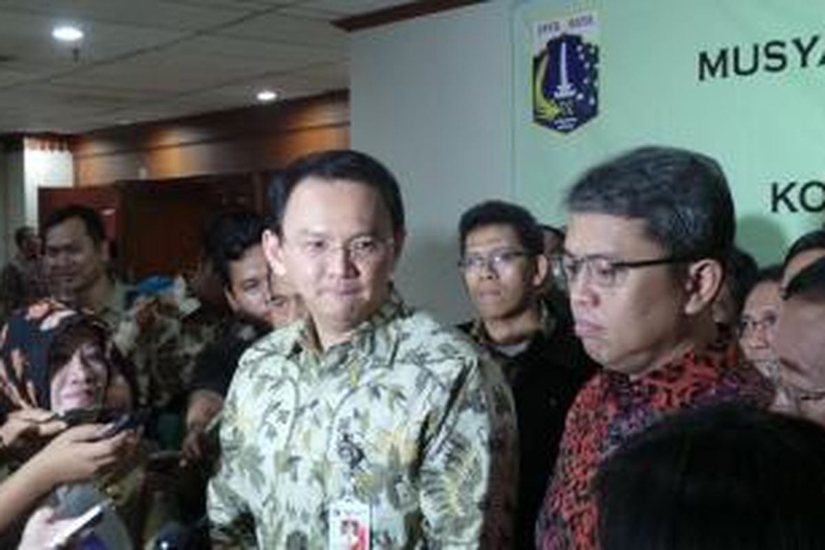 Gubernur DKI Jakarta Basuki Tjahaja Purnama dengan Wakil Ketua DPRD DKI Jakarta Triwisaksana saat menghadiri musyawarah perencanaan pembangunan (musrenbang), di Kantor Wali Kota Jakarta Selatan, Selasa (31/3/2015). 