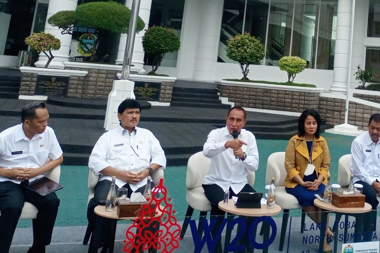 Gubernur Sumut Edy Rahmayadi saat memberi keterangan pers penyelenggaraan W20 di halaman kantor gubernur